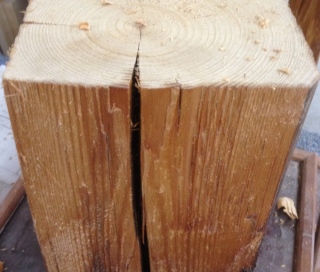 Holzbalken mit Riss.JPG